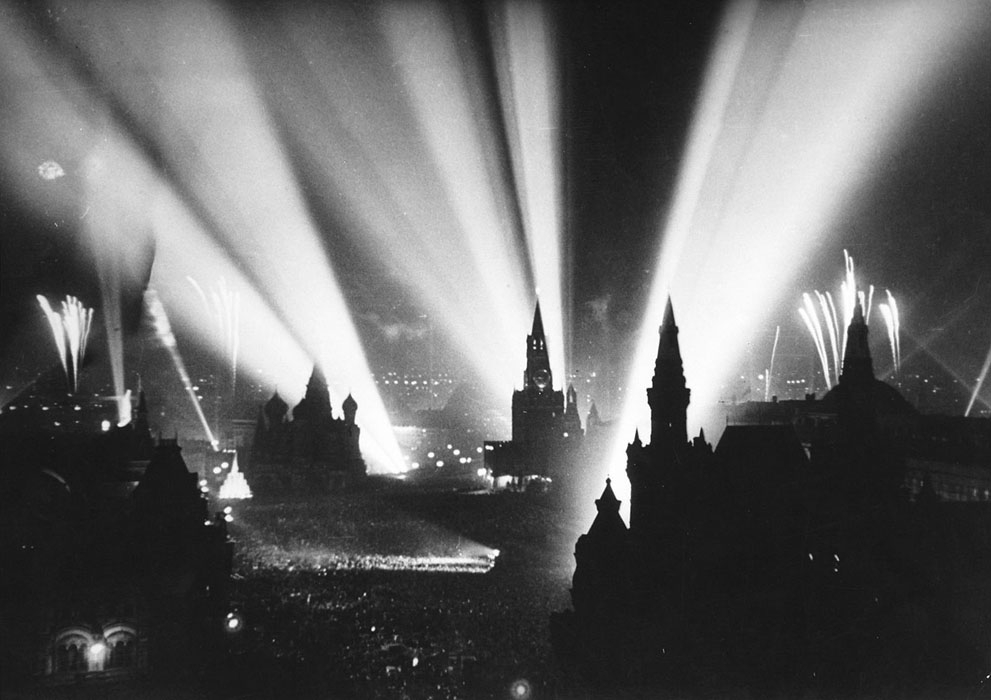 Празднование победы на Красной площади в Москве. Фейерверки, артиллерийский салют и иллюминация 9 мая 1945 года